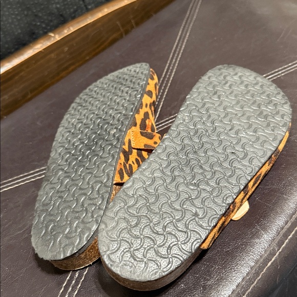 Leopard Print Clogs with Buckle - Picture 5 of 7